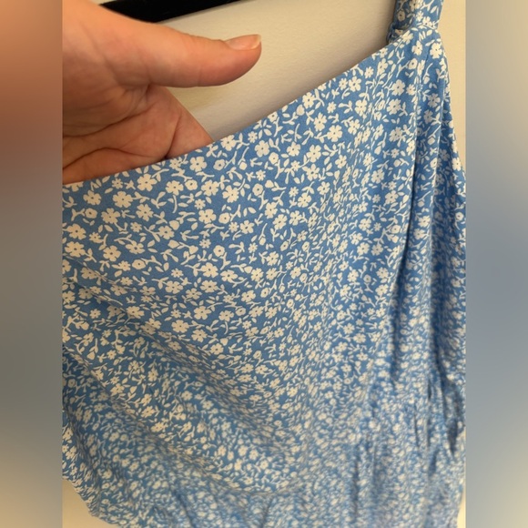 Blue Floral Romper size M Old Navy - like new condition romper cute for summer - Picture 4 of 8